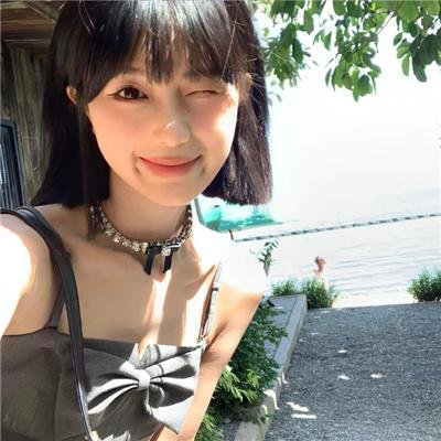 蓝色嘴巴的脸